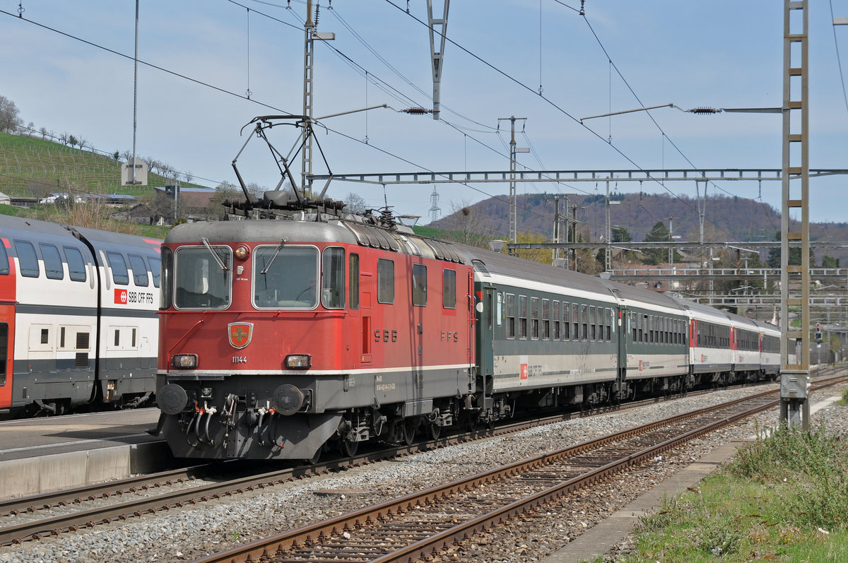 Re 4/4 II 11144 durchfährt den Bahnhof Gelterkinden. Die Aufnahme stammt vom 14.04.2018.