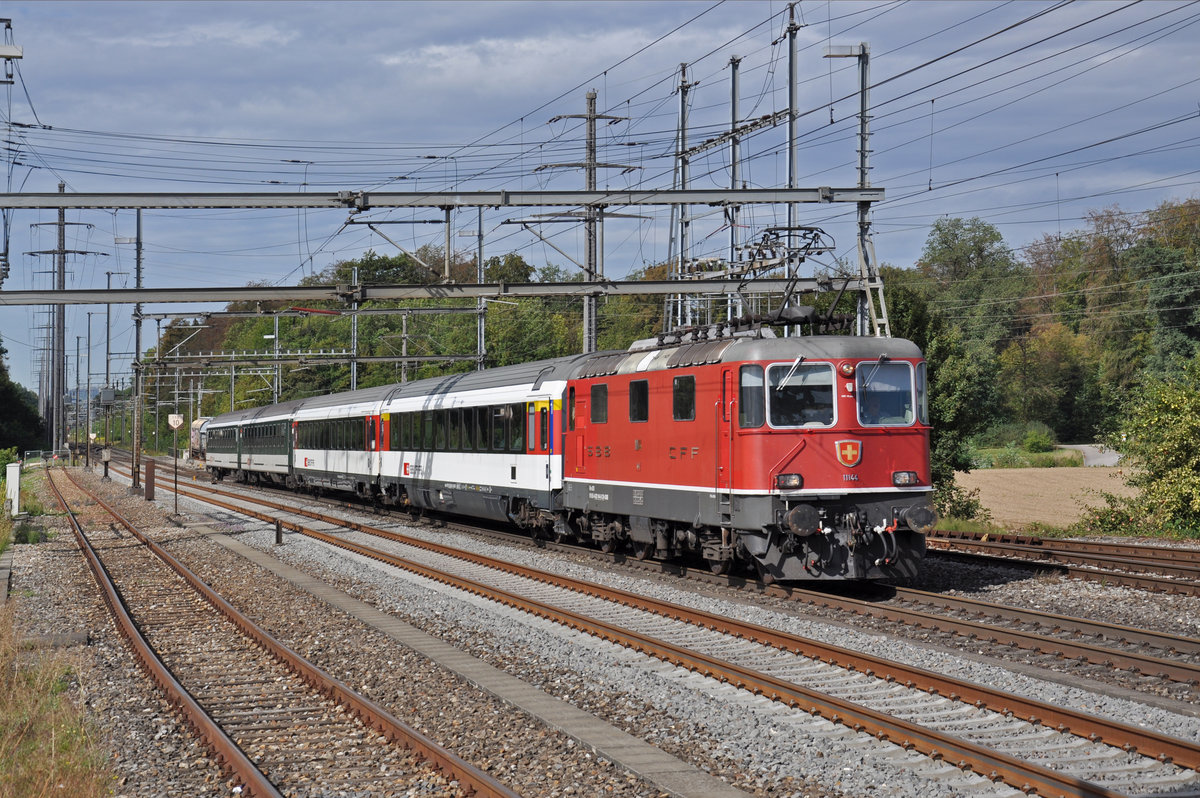 Re 4/4 II 11144 durchfährt den Bahnhof Möhlin. Die Aufnahme stammt vom 27.08.2018.
