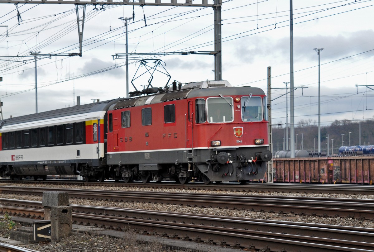 Re 4/4 II 11144 durchfährt den Bahnhof Muttenz. Die Aufnahme stammt vom 05.02.2016.