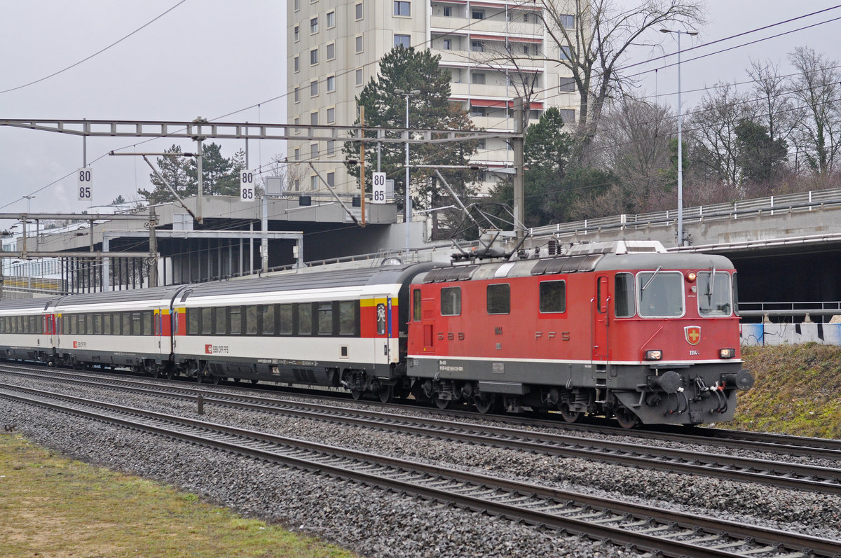 Re 4/4 II 11144 fährt Richtung Basel Muttenz. Die Aufnahme stammt vom 19.12.2017.