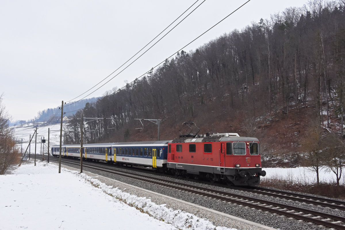 Re 4/4 II 11144 fährt Richtung Bahnhof Tecknau. Die Aufnahme stammt vom 15.02.2021.