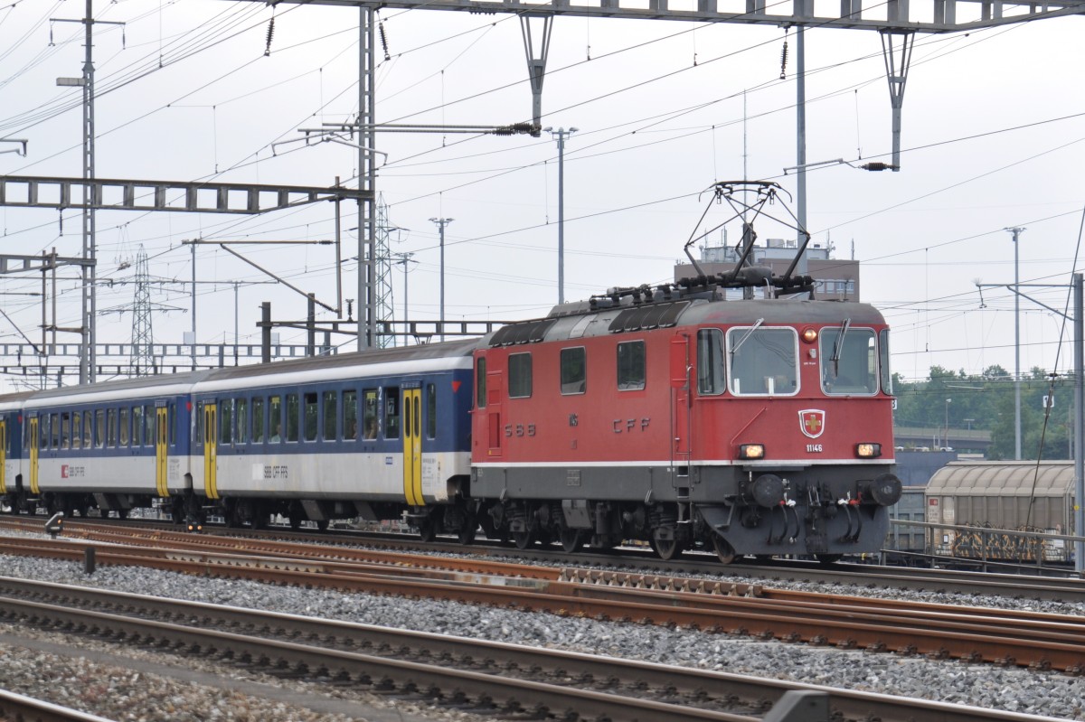 Re 4/4 II 11145 durchfährt den Bahnhof Muttenz. Die Aufnahme stammt vom 08.06.2015.