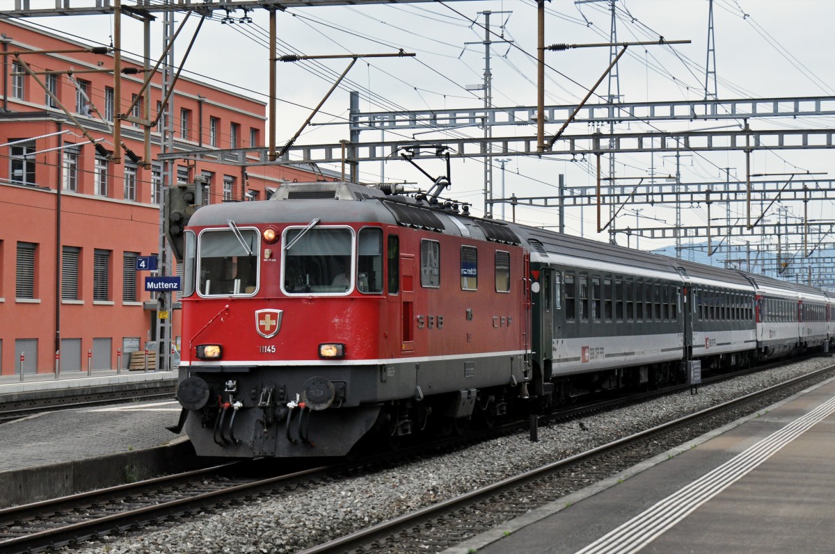 Re 4/4 II 11145 durchfährt den Bahnhof Muttenz. Die Aufnahme stammt vom 09.06.2015.