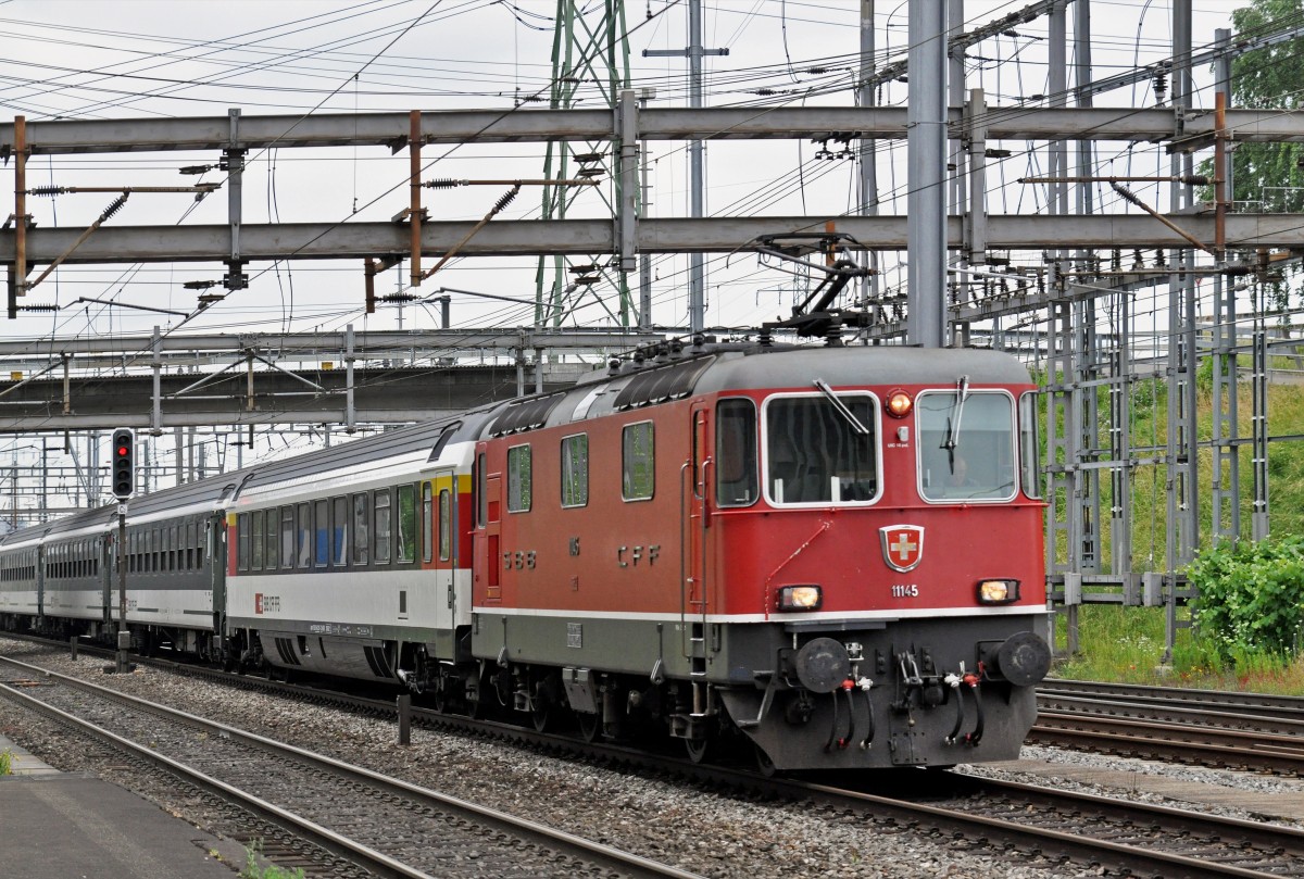 Re 4/4 II 11145 durchfährt den Bahnhof Muttenz. Die Aufnahme stammt vom 09.06.2015.