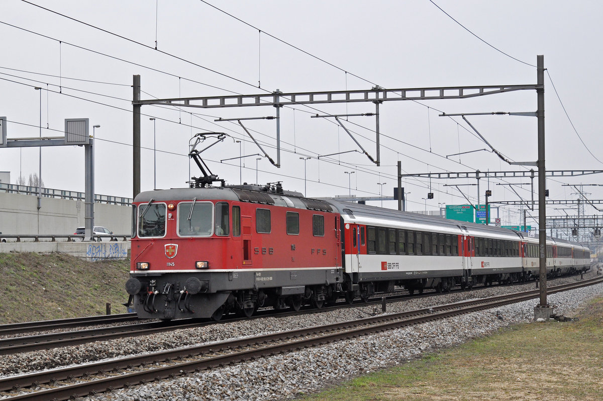 Re 4/4 II 11145 fährt Richtung Bahnhof SBB. Die Aufnahme stammt vom 26.03.2018.