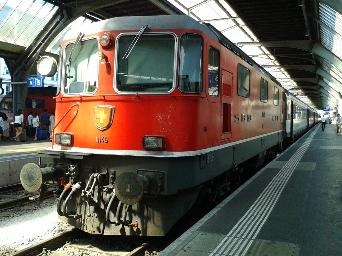 Re 4/4 II 11145 mit IC 920 (Chur - Zürich HB) am 24.7.2015 in Zürich HB.