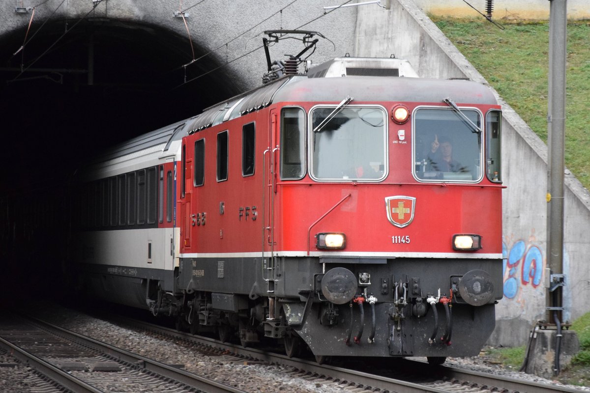 Re 4/4 II 11145 zieht am späten Nachmittag des 15.11.2019 ihren Interregio in Richtung Basel SBB und verlässt geraden den Villnachern-Tunnel. Aufgenommen bei Villnachern AG. Gruss zurück an den freundlichen Lokführer.