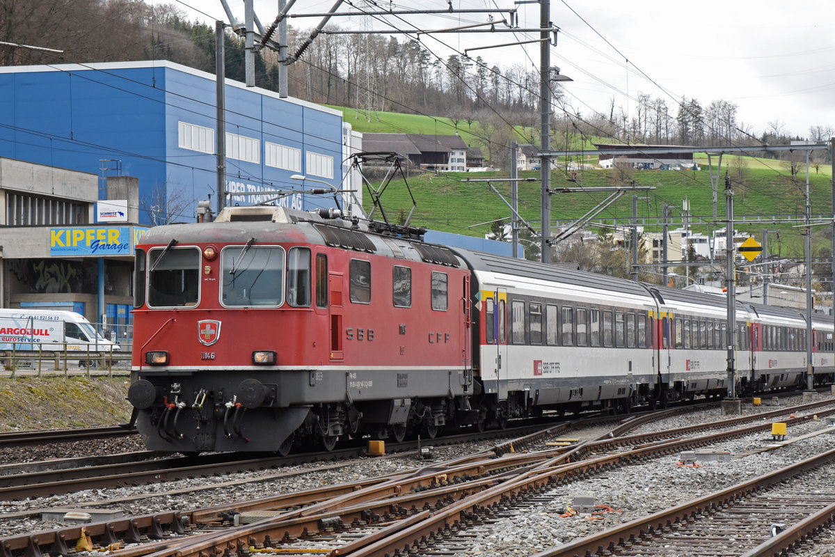Re 4/4 II 11146 durchfährt den Bahnhof Lausen. Die Aufnahme stammt vom 18.03.2019.