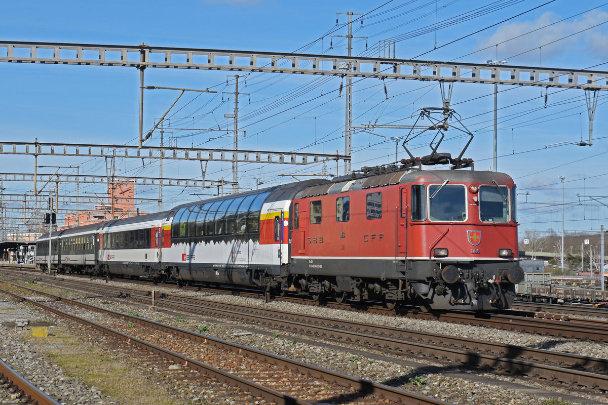 Re 4/4 II 11146 durchfährt den Bahnhof Muttenz. Die Aufnahme stammt vom 21.02.2020.