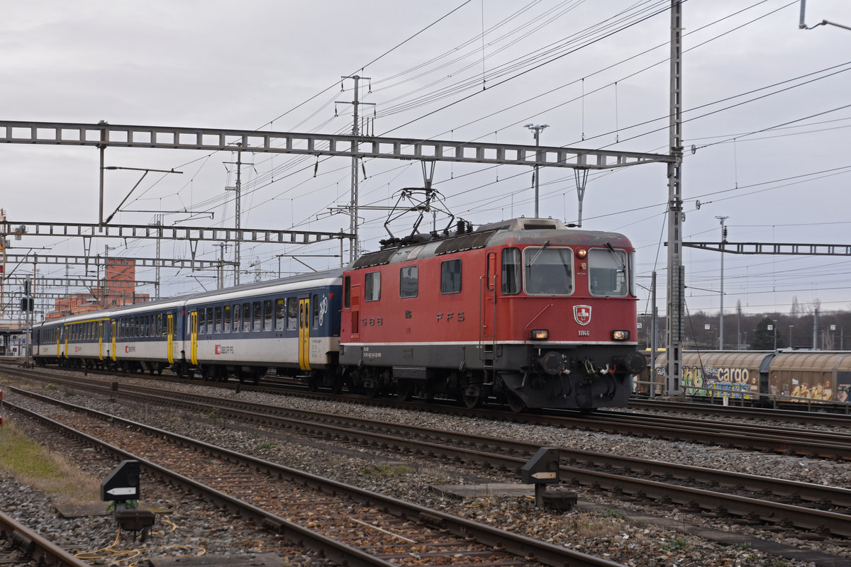 Re 4/4 II 11146 durchfährt den Bahnhof Muttenz. Die Aufnahme stammt vom 31.12.2020.