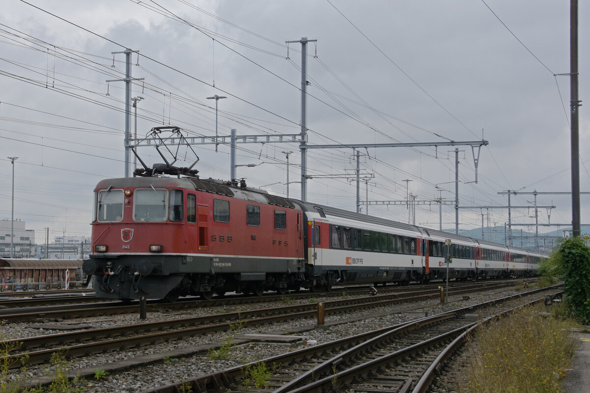 Re 4/4 II 11146 durchfährt den Bahnhof Muttenz. Die Aufnahme stammt vom 18.08.2022.