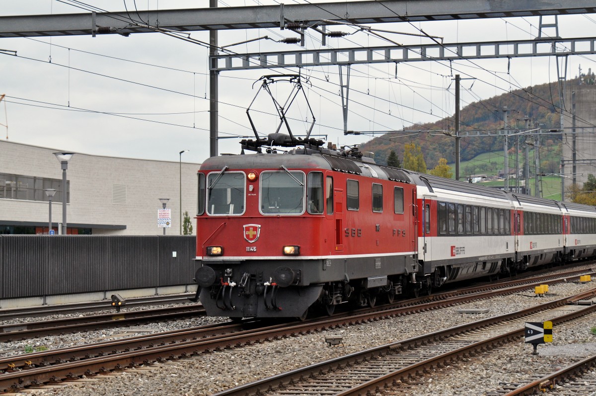 Re 4/4 II 11146 durchfährt den Bahnhof Sissach. Die Aufnahme stammt vom 23.10.2015.