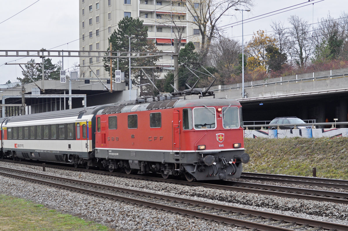 Re 4/4 II 11146 fährt Richtung Bahnhof Muttenz. Die Aufnahme stammt vom 20.11.2017.
