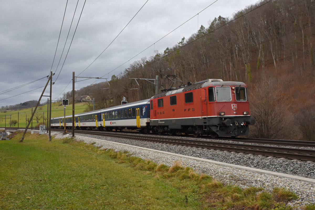 Re 4/4 II 11146 fährt Richtung Bahnhof Tecknau. Die Aufnahme stammt vom 22.12.2020.