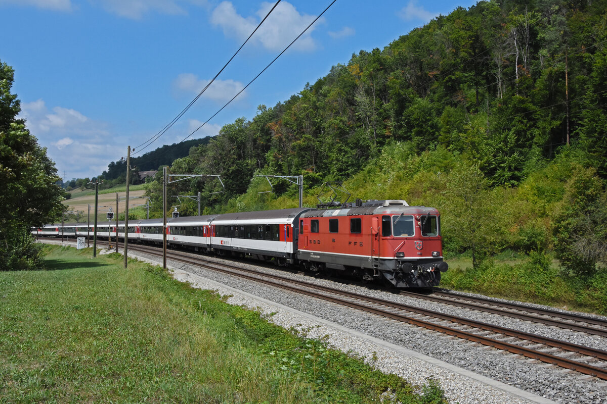 Re 4/4 II 11146 fährt Richtung Bahnhof Tecknau. Die Aufnahme stammt vom 28.08.2022.