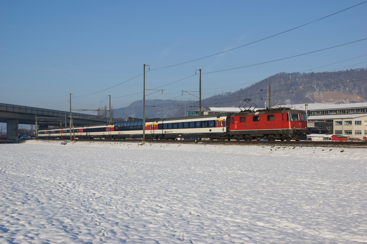 Re 4/4 II 11147 befindet sich am 01.01.2015 kurz vor Sissach.