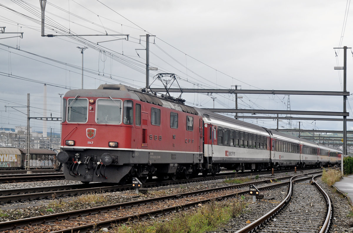 Re 4/4 II 11147 durchfährt den Bahnhof Muttenz. Die Aufnahme stammt vom 14.09.2017.