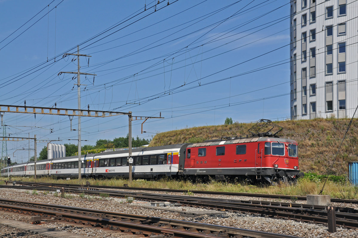 Re 4/4 II 11147 durchfährt den Bahnhof Pratteln. Die Aufnahme stammt vom 16.07.2018.