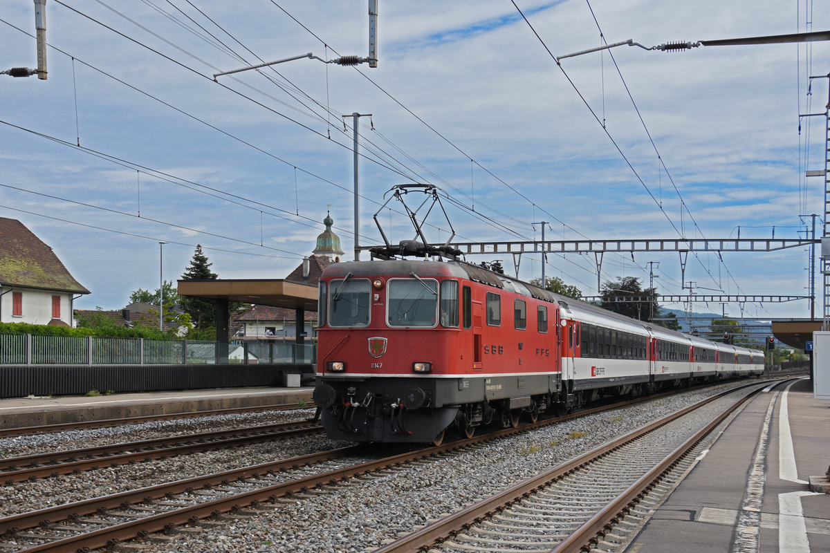 Re 4/4 II 11147 durchfährt den Bahnhof Rupperswil. Die Aufnahme stammt vom 25.08.2020.