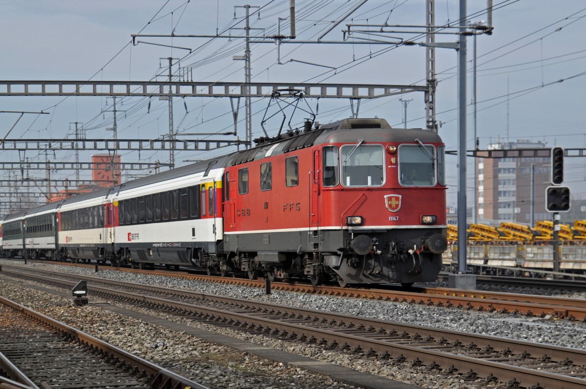 Re 4/4 II 11147 durchfährt den Bahnhof Muttenz. Die Aufnahme stammt vom 13.02.2015.