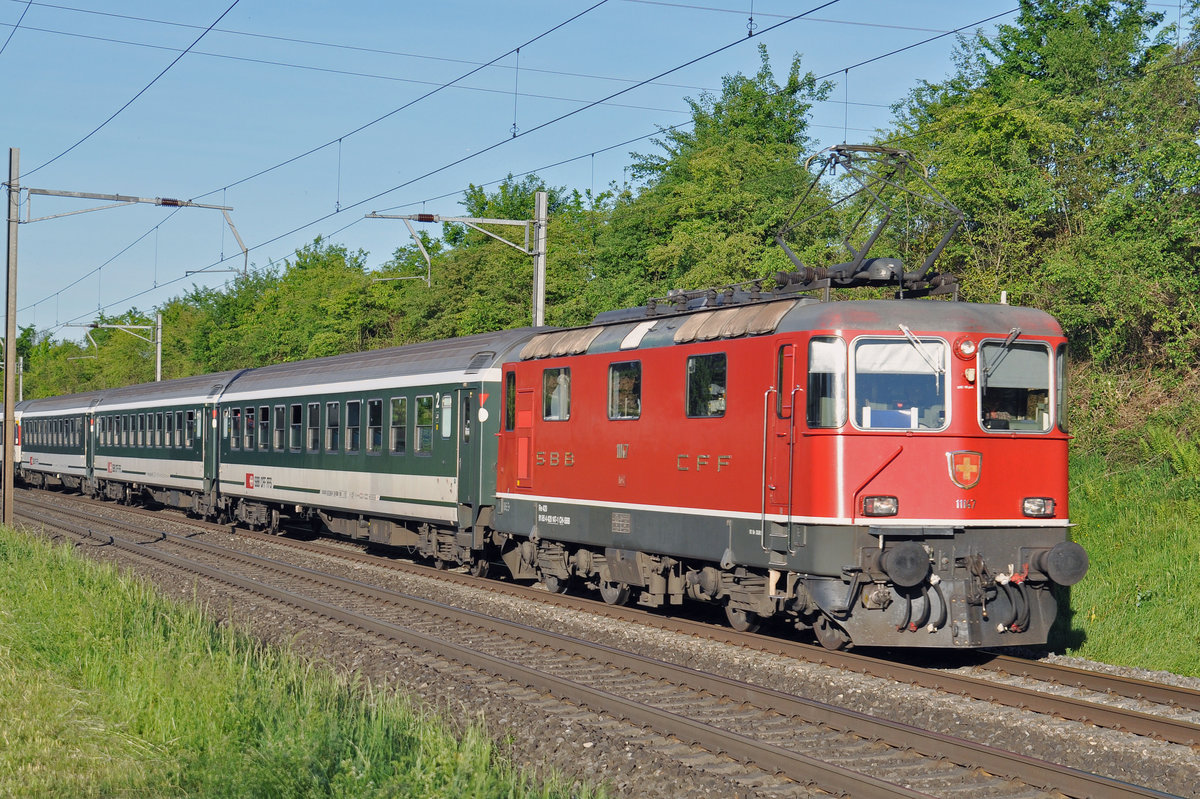 Re 4/4 II 11147 fährt Richtung Bahnhof Kaiseraugst. Die Aufnahme stammt vom 16.05.2017.