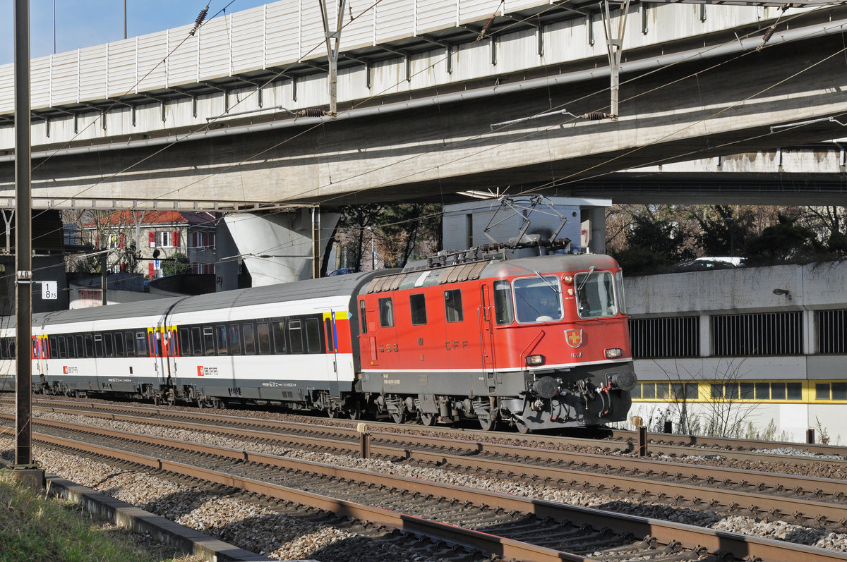 Re 4/4 II 11147 fährt Richtung Bahnhof Muttenz. Die Aufnahme stammt vom 02.01.2018.