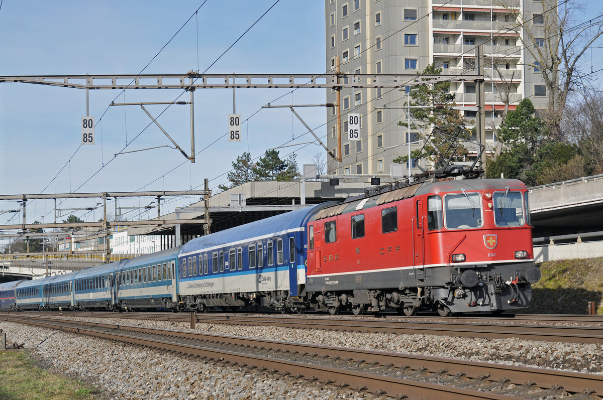 Re 4/4 II 11147 fährt Richtung Bahnhof Muttenz. Die Aufnahme stammt vom 24.01.2018.