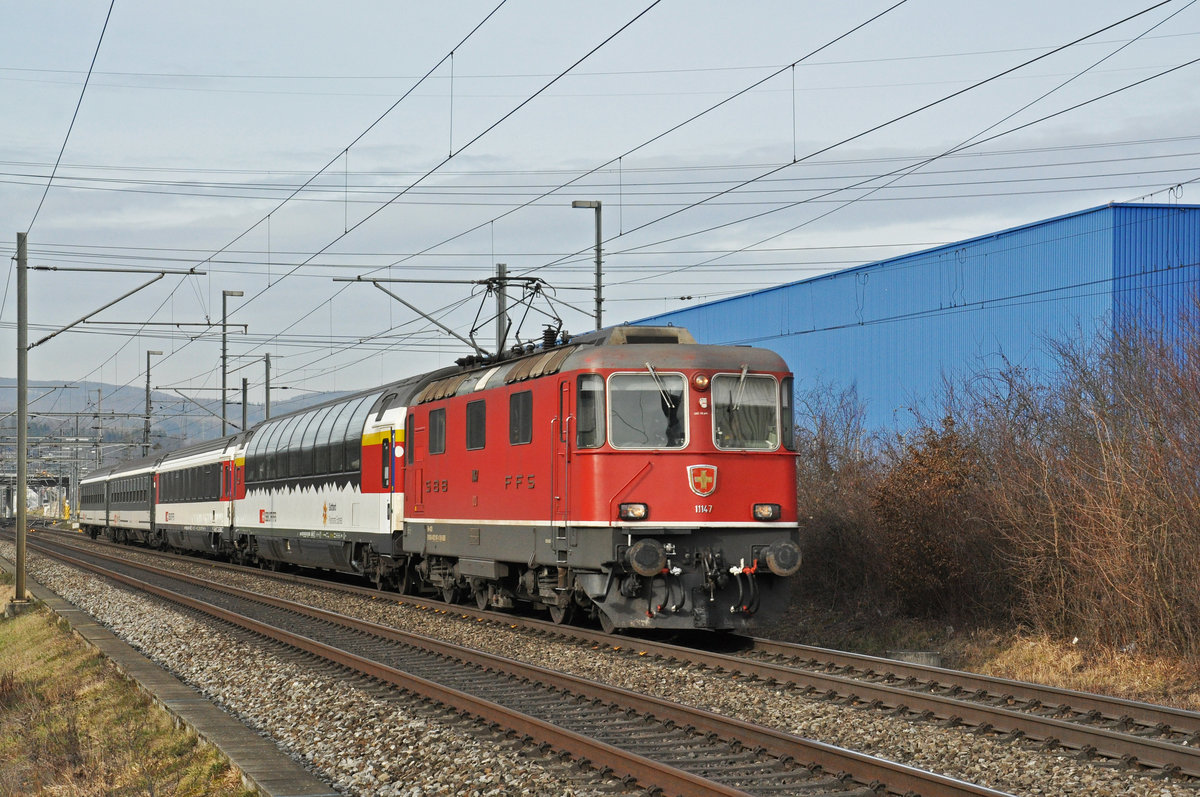 Re 4/4 II 11147 fährt Richtung Bahnhof Itingen. Die Aufnahme stammt vom 27.01.2020.