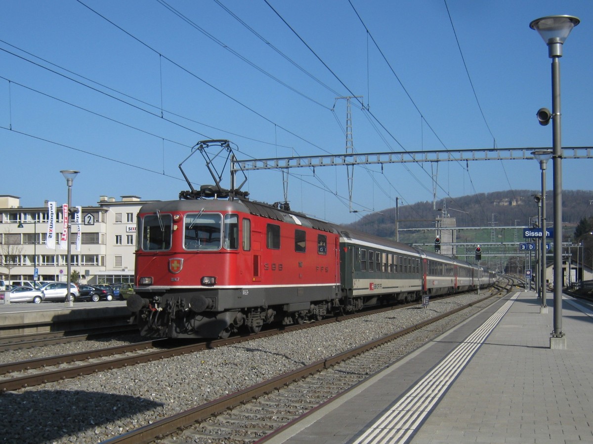 Re 4/4 II 11147 mit dem IR 2178 bei Durchfahrt in Sissach, 21.03.2012.