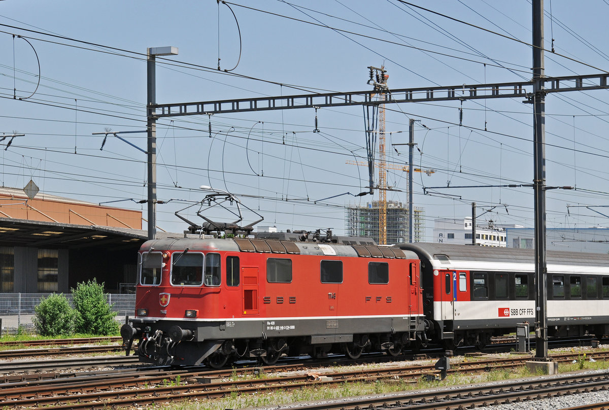 Re 4/4 II 11148, durchfährt den Bahnhof Pratteln. Die Aufnahme stammt vom 24.06.2016.