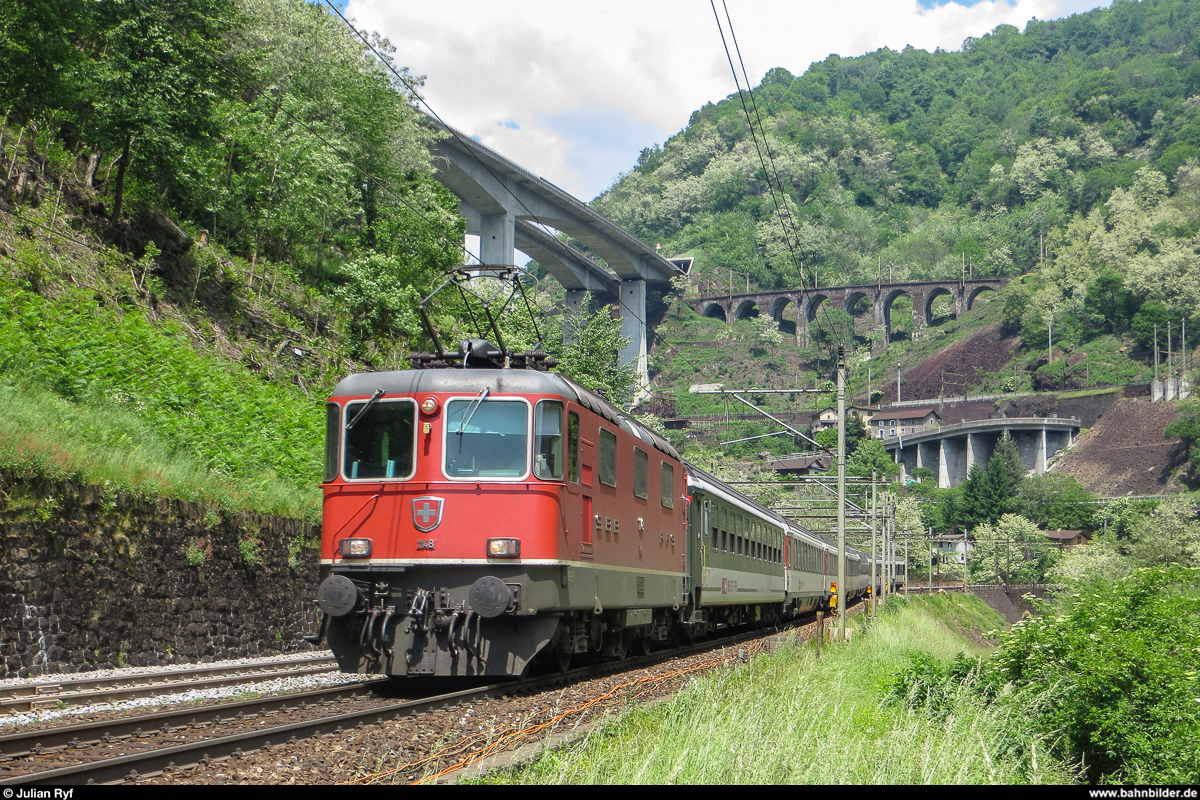 Re 4/4 II 11148, eine Lok der ersten Serie, fährt am 5. Juni 2013 mit einem Interregio durch die Biaschina nach Süden.