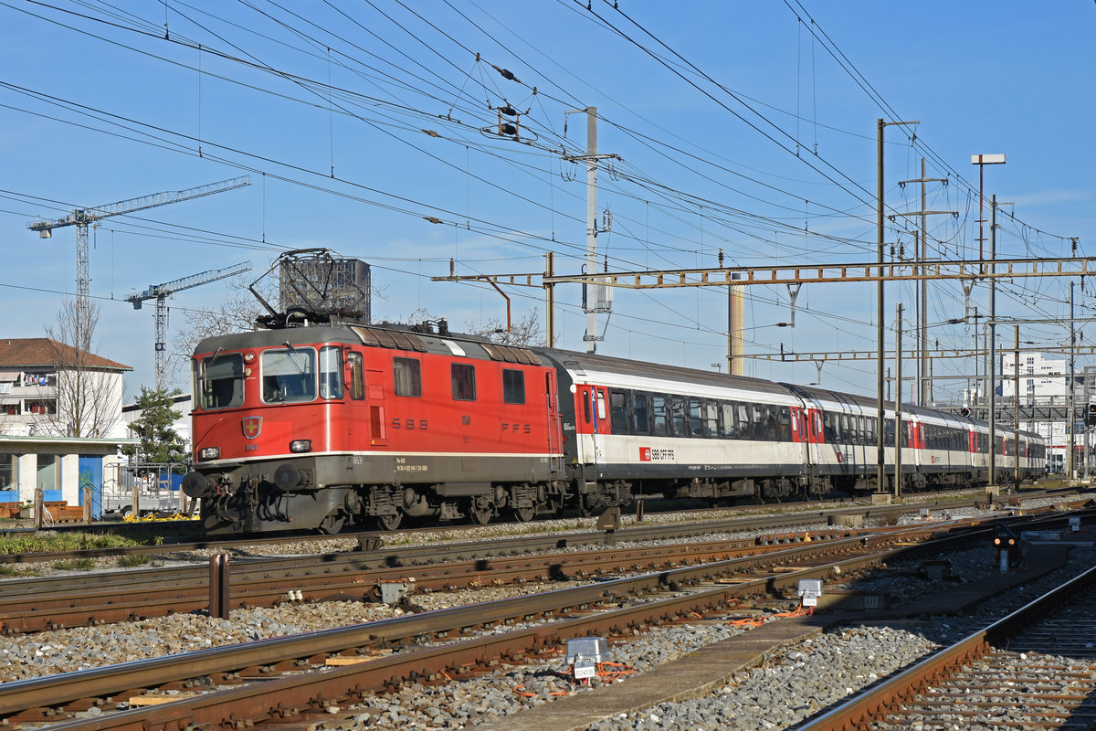 Re 4/4 II 11149 durchfährt den Bahnhof Pratteln. Die Aufnahme stammt vom 15.02.2020.