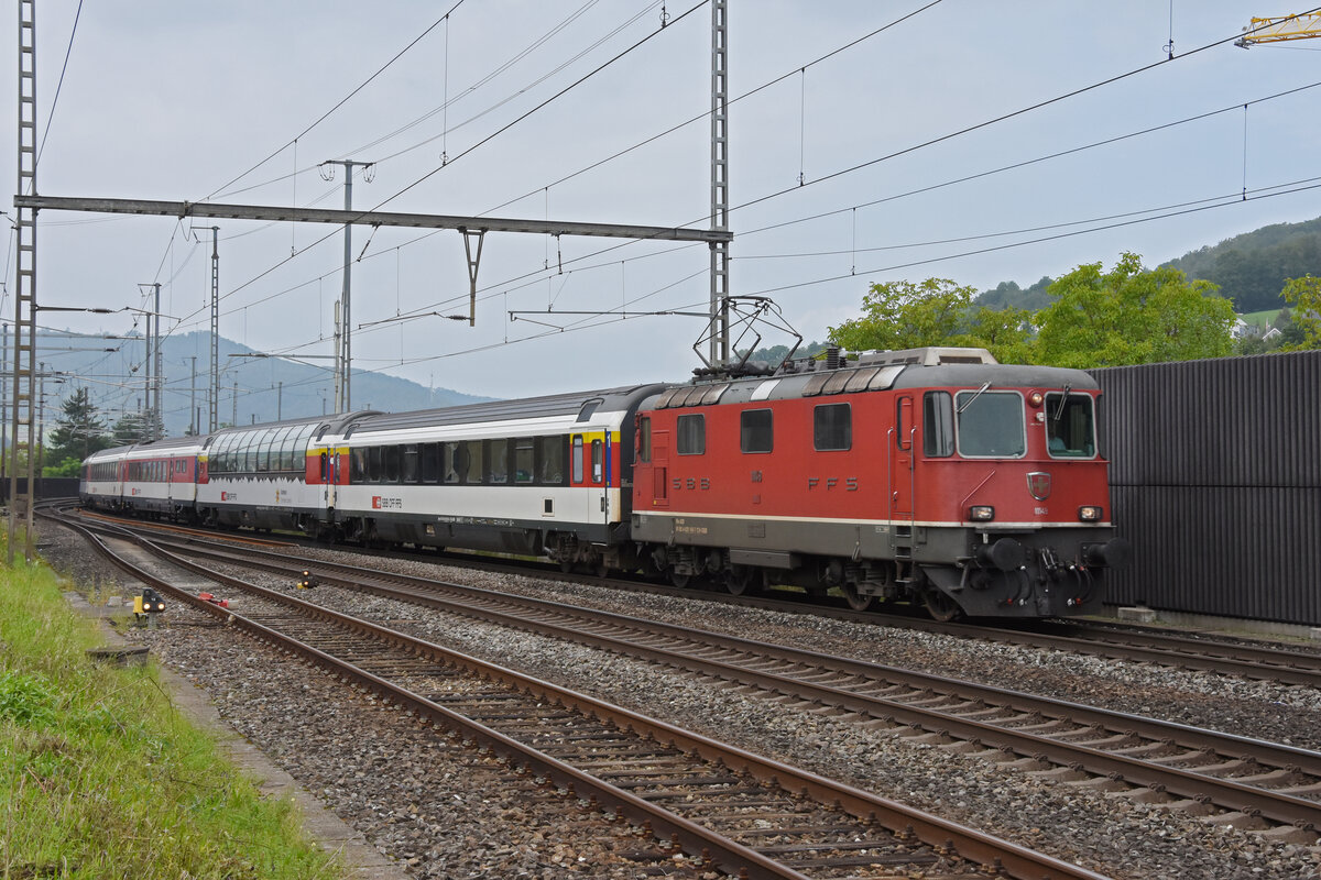 Re 4/4 II 11149 durchfährt den Bahnhof Gelterkinden. Die Aufnahme stammt vom 17.08.2021.