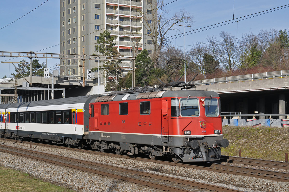 Re 4/4 II 11149 fährt Richtung Bahnhof Muttenz. Die Aufnahme stammt vom 24.01.2018.