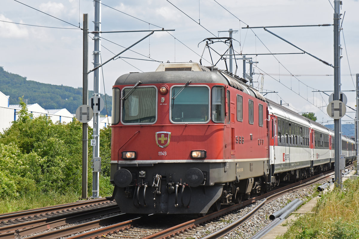 Re 4/4 II 11149 fährt Richtung Bahnhof Lausen. Die Aufnahme stammt vom 20.07.2019.