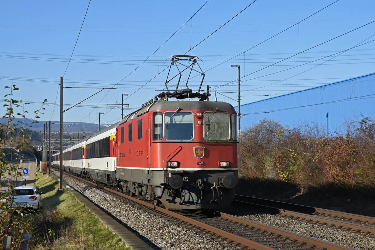 Re 4/4 II 11149 fährt Richtung Bahnhof Itingen. Die Aufnahme stammt vom 03.12.2019.