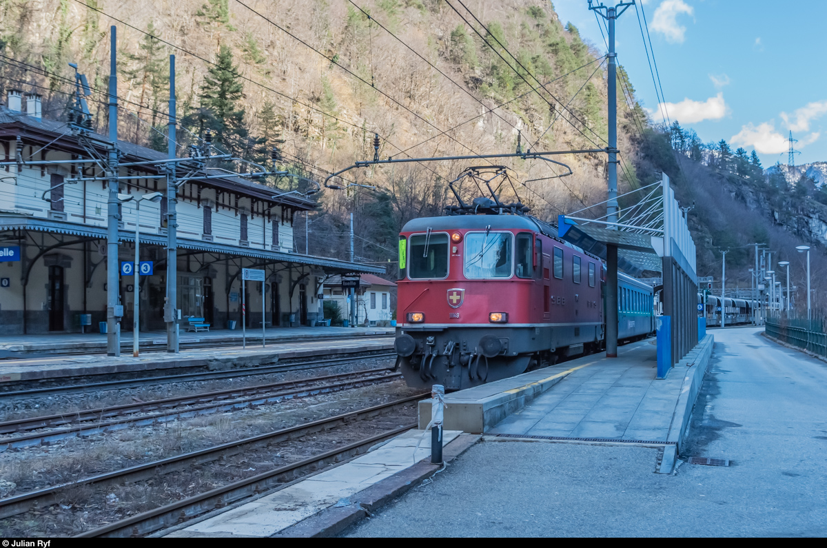Re 4/4 II 11149 steht am 19. Februar 2016 in Iselle mit einem Autozug nach Brig bereit. Die Züge können auch von Reisenden ohne Auto benutzt werden, an erster Stelle nach der Lok ist deshalb ein EW II eingereiht.