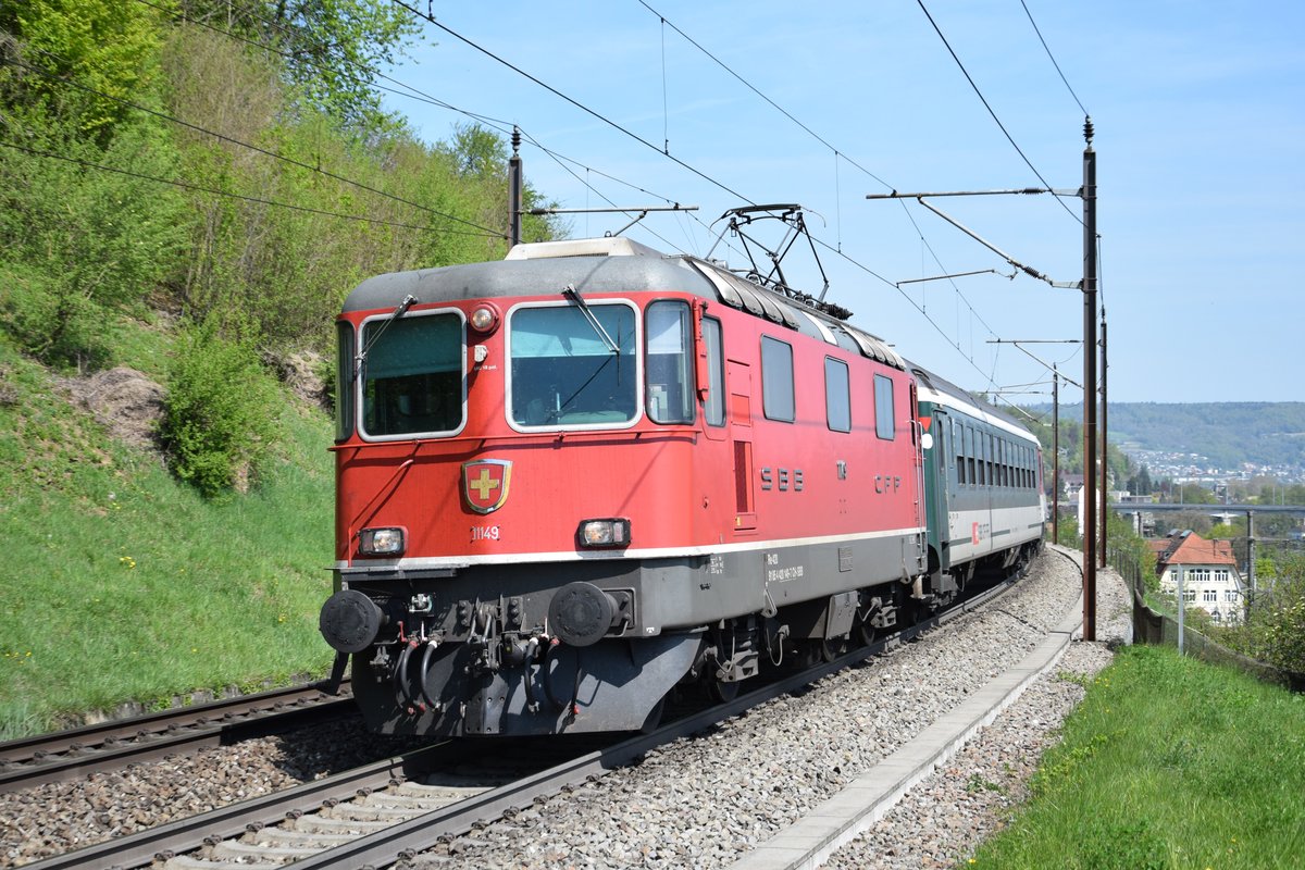 Re 4/4 II 11149 zieht am 20.04.2018 ihren Interregio bei Umiken die Bözberg Südrampe Richtung Basel hinauf.