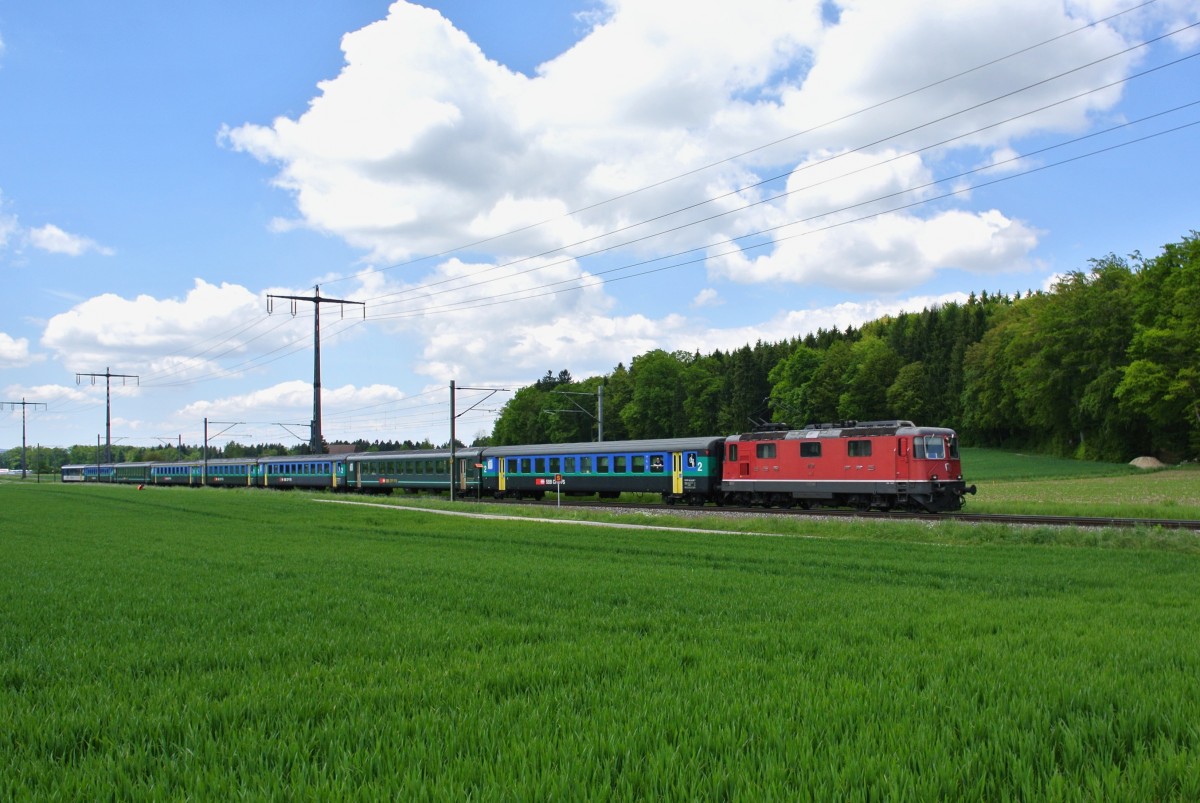 Re 4/4 II 11150 mit ihrem EWI/II Pendel als RE 3225 zwischen Hindelbank und Lyssach, 17.05.2014.