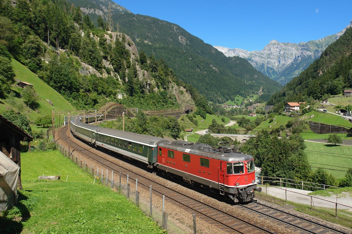 Re 4/4 II 11151 am 26.08.2010 bei Intschi. 