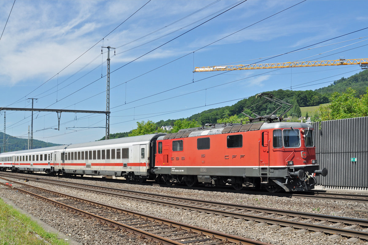 Re 4/4 II 11151 durchfährt den Bahnhof Gelterkinden. Die Aufnahme stammt vom 05.07.2017.