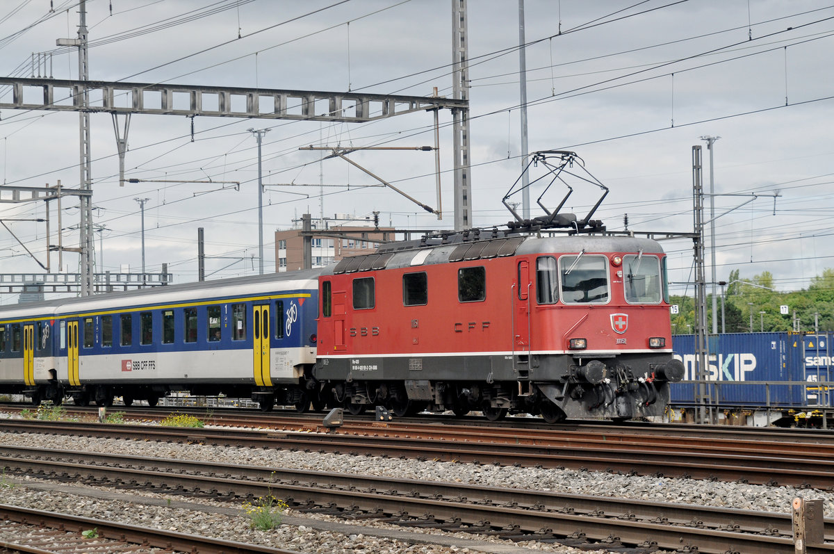 Re 4/4 II 11151 durchfährt den Bahnhof Muttenz. Die Aufnahme stammt vom 11.09.2017.