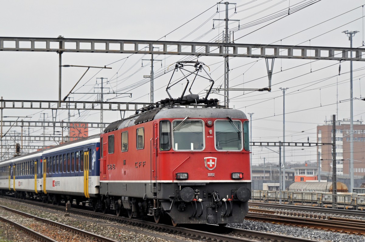 Re 4/4 II 11151 durchfährt den Bahnhof Muttenz. Die Aufnahme stammt vom 24.01.2015.