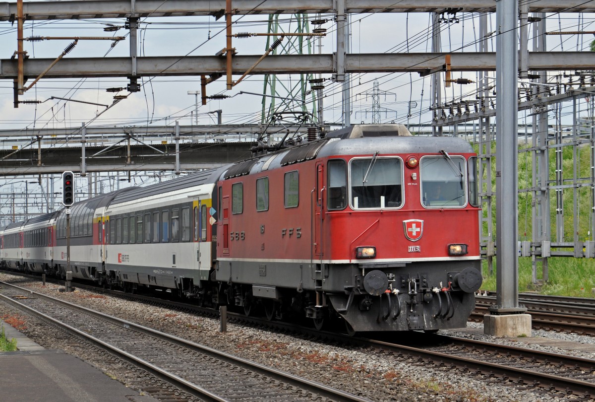 Re 4/4 II 11151 durchfährt den Bahnhof Muttenz. Die Aufnahme stammt vom 23.05.2015.