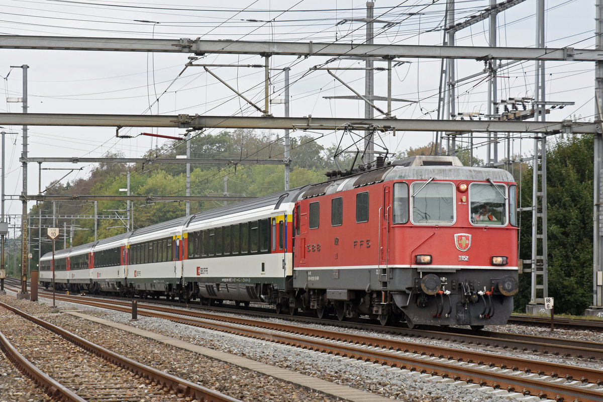 Re 4/4 II 11152 durchfährt den Bahnhof Möhlin. Die Aufnahme stammt vom 06.09.2018.