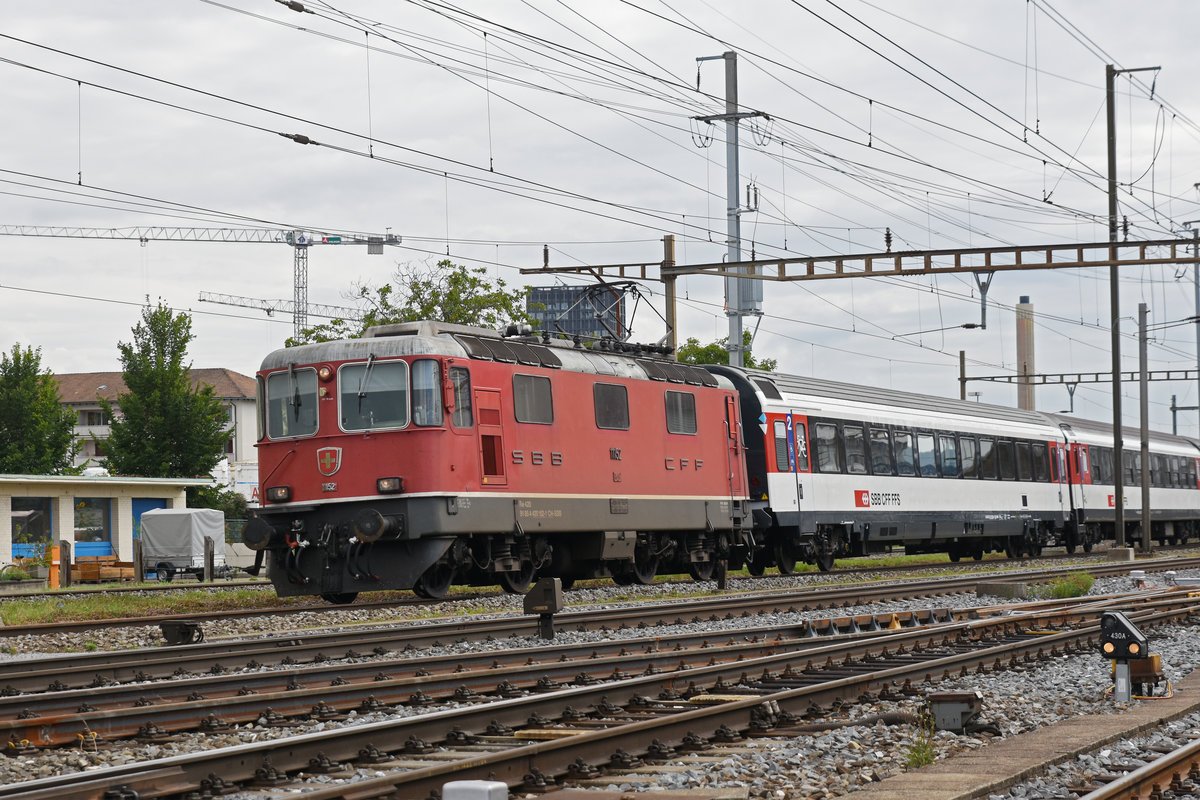 Re 4/4 II 11152 durchfährt den Bahnhof Pratteln. Die Aufnahme stammt vom 02.09.2019.