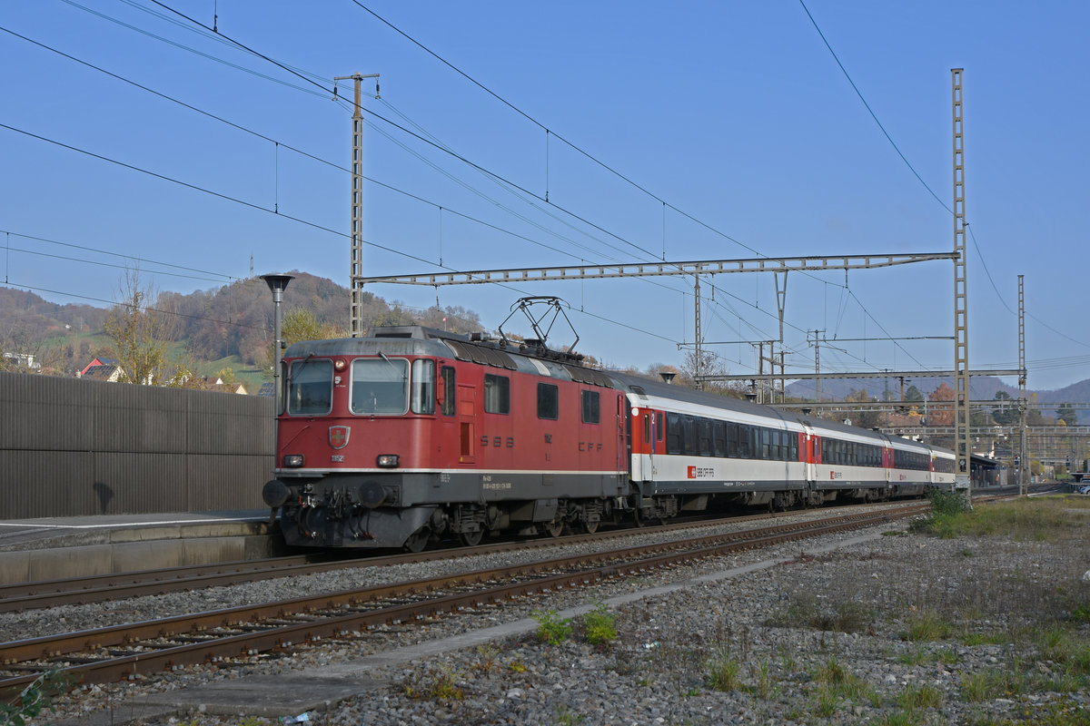Re 4/4 II 11152 durchfährt den Bahnhof Gelterkinden. Die Aufnahme stammt vom 11.11.2020.