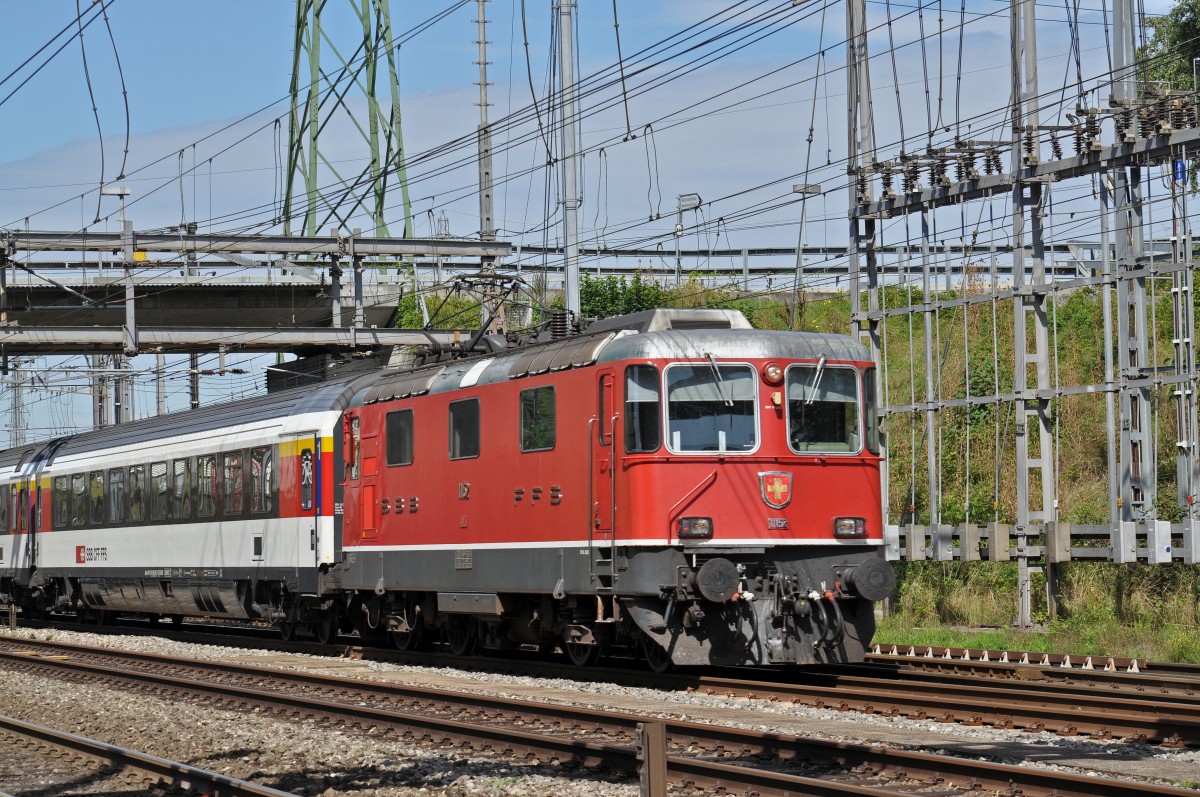 Re 4/4 II 11152 durchfährt den Bahnhof Muttenz. Die Aufnahme stammt vom 28.08.2015.
