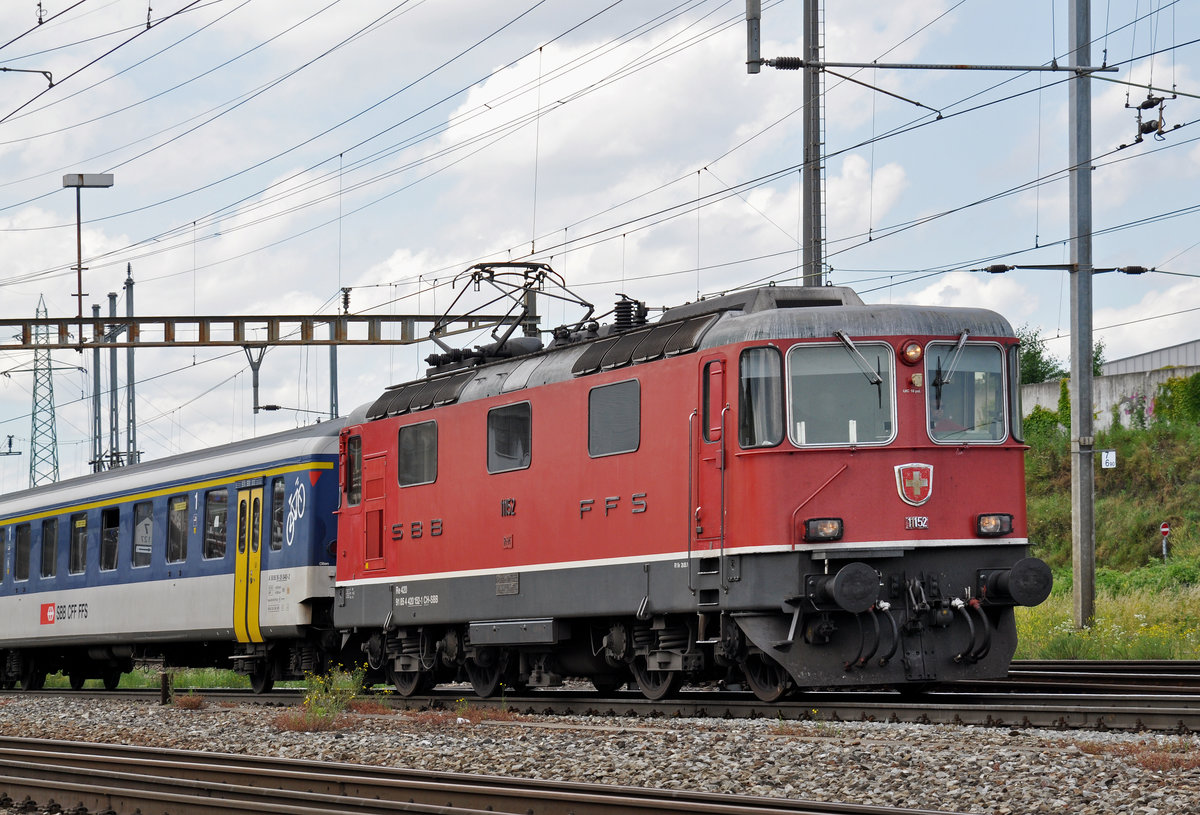 Re 4/4 II 11152 durchfährt den Bahnhof Pratteln. Die Aufnahme stammt vom 28.06.2016.