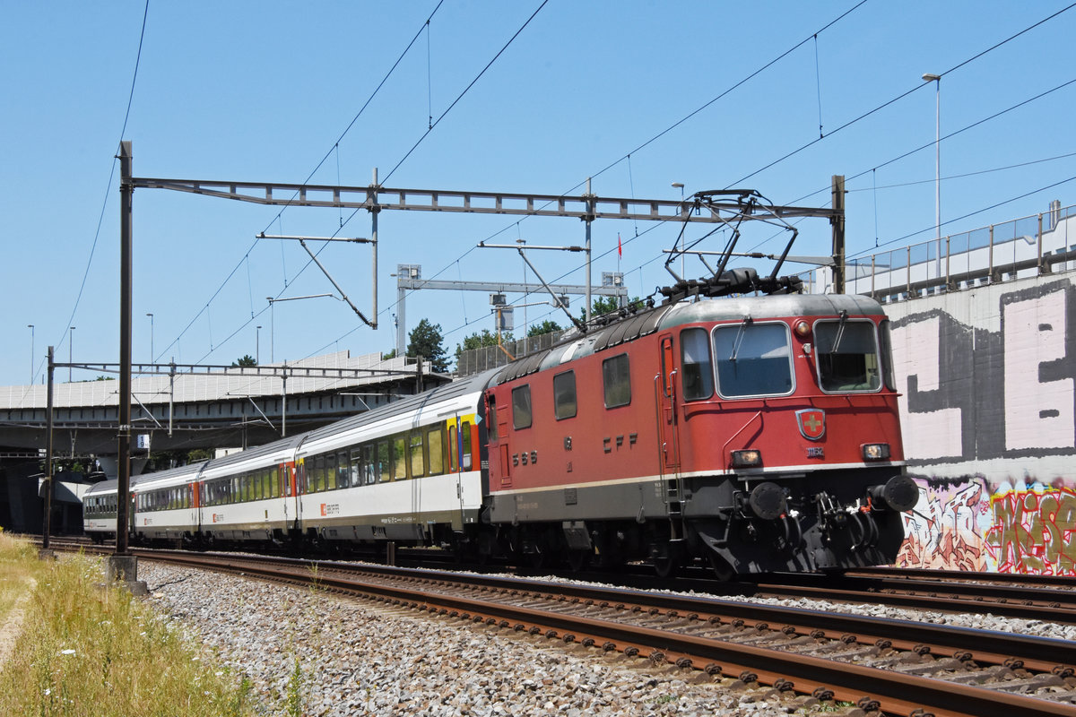 Re 4/4 II 11152 fährt Richtung Bahnhof Muttenz. Die Aufnahme stammt vom 10.07.2019.